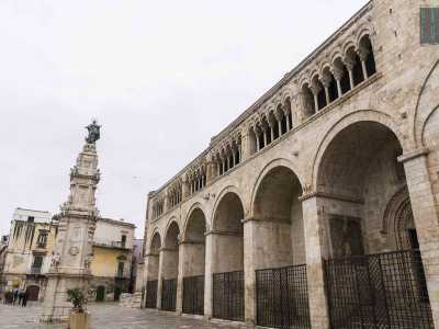 Il fianco destro della struttura, con il suo distintivo loggiato composto da sei esafore, � fronteggiato dalla guglia dell'Immacolata: un obelisco di stile barocco costruito in segno di devozione alla Vergine per aver risparmiato Bitonto dal terremoto del 1731